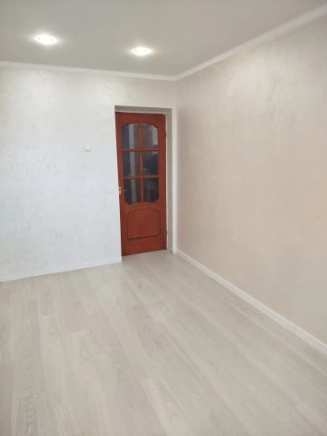 Комната под ключ: декоративная штукатурка, ламинат, точечные светильники